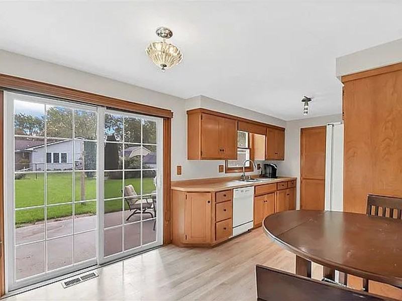 2217 Barberry Ln - Photo 4 of 20