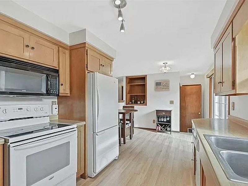 2217 Barberry Ln - Photo 5 of 20