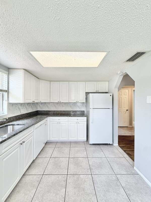 4725 39th Ave N - Photo 5 of 34