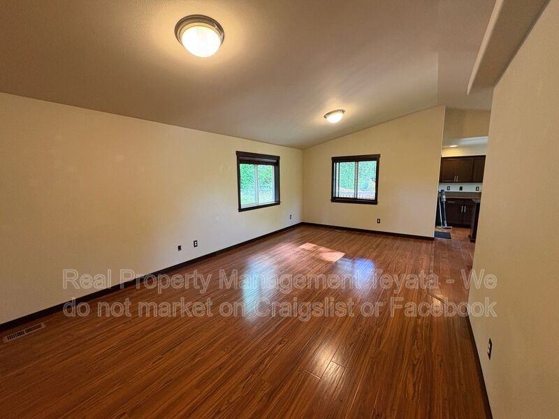 418 Jeff St - Photo 4 of 25