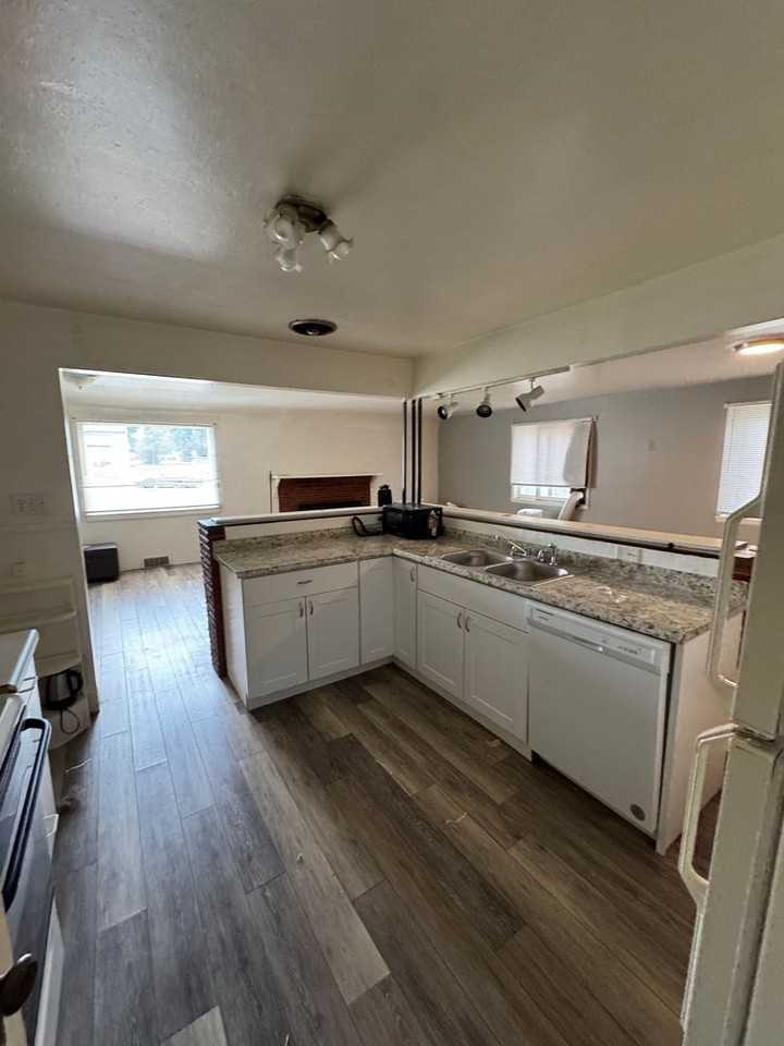 912 22nd St - Photo 4 of 15