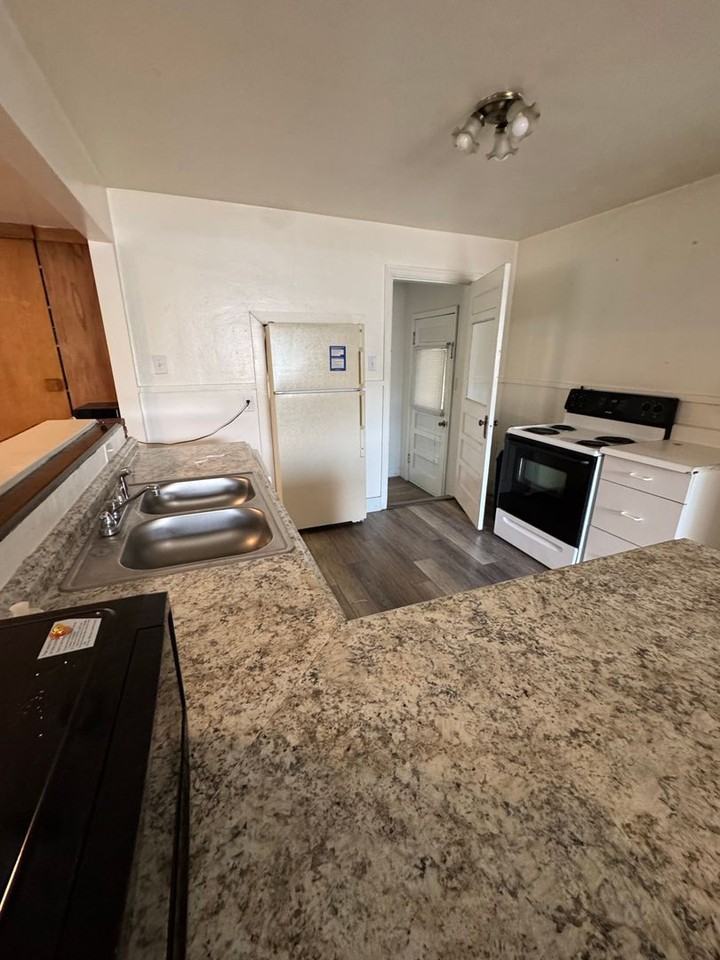 912 22nd St - Photo 5 of 15