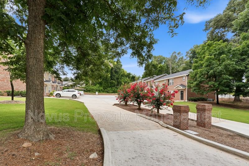 521 Lawson St - Photo 6 of 13