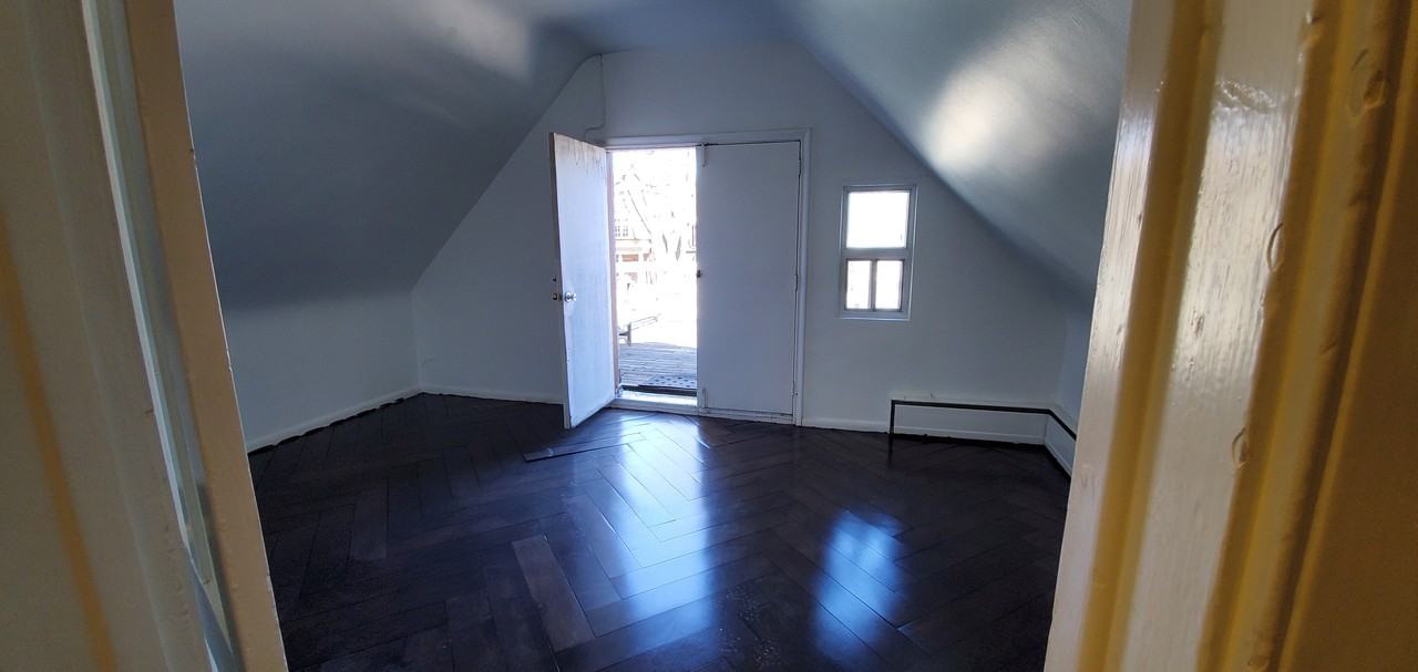 88 Yorkville Avenue #3 - Photo 4 of 16