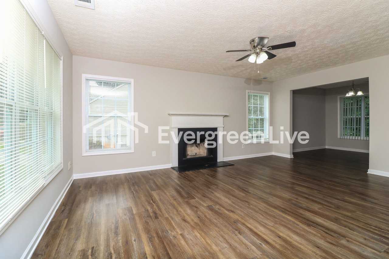186 Hawthorn Dr - Photo 2 of 10