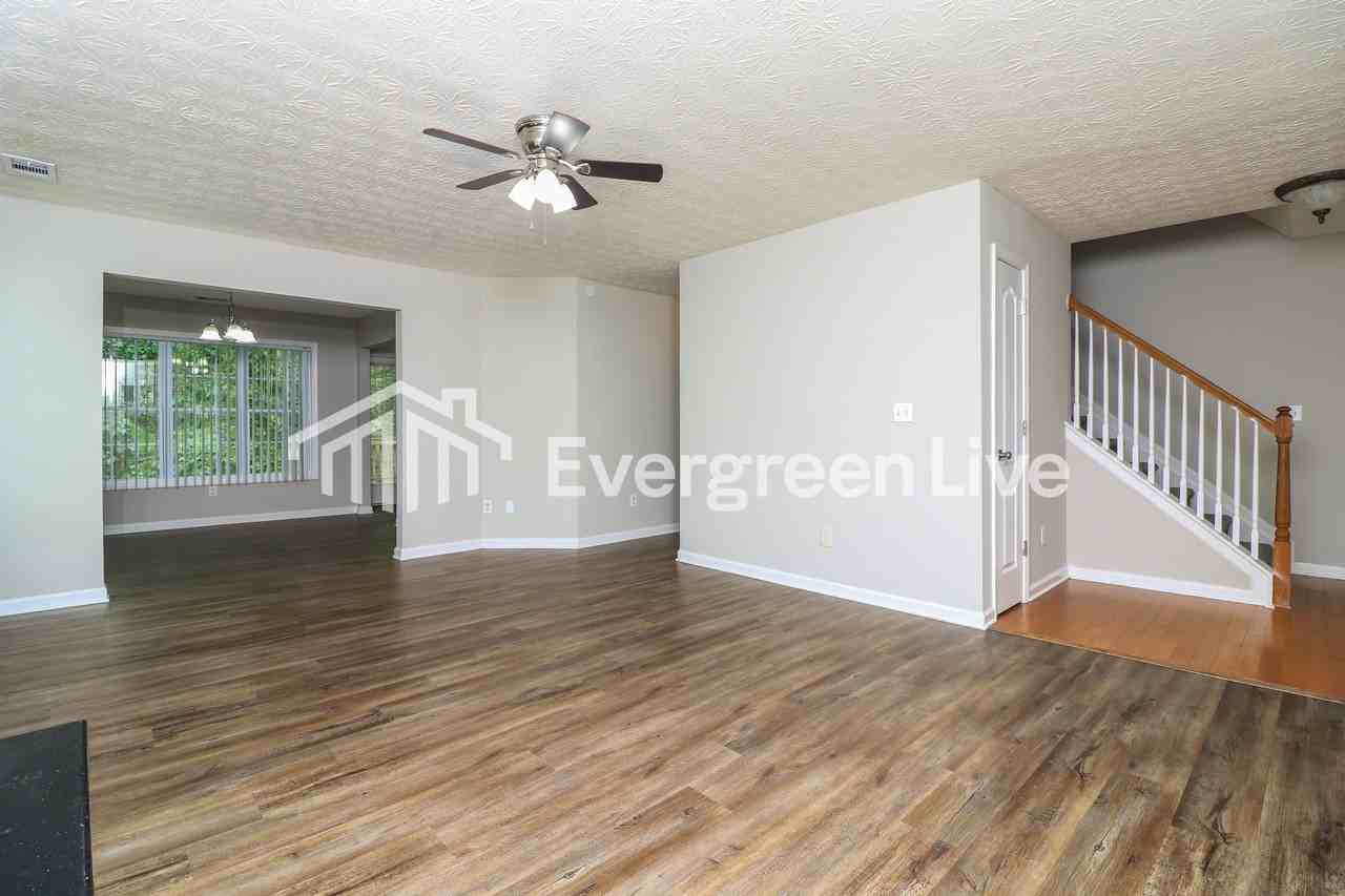 186 Hawthorn Dr - Photo 3 of 10