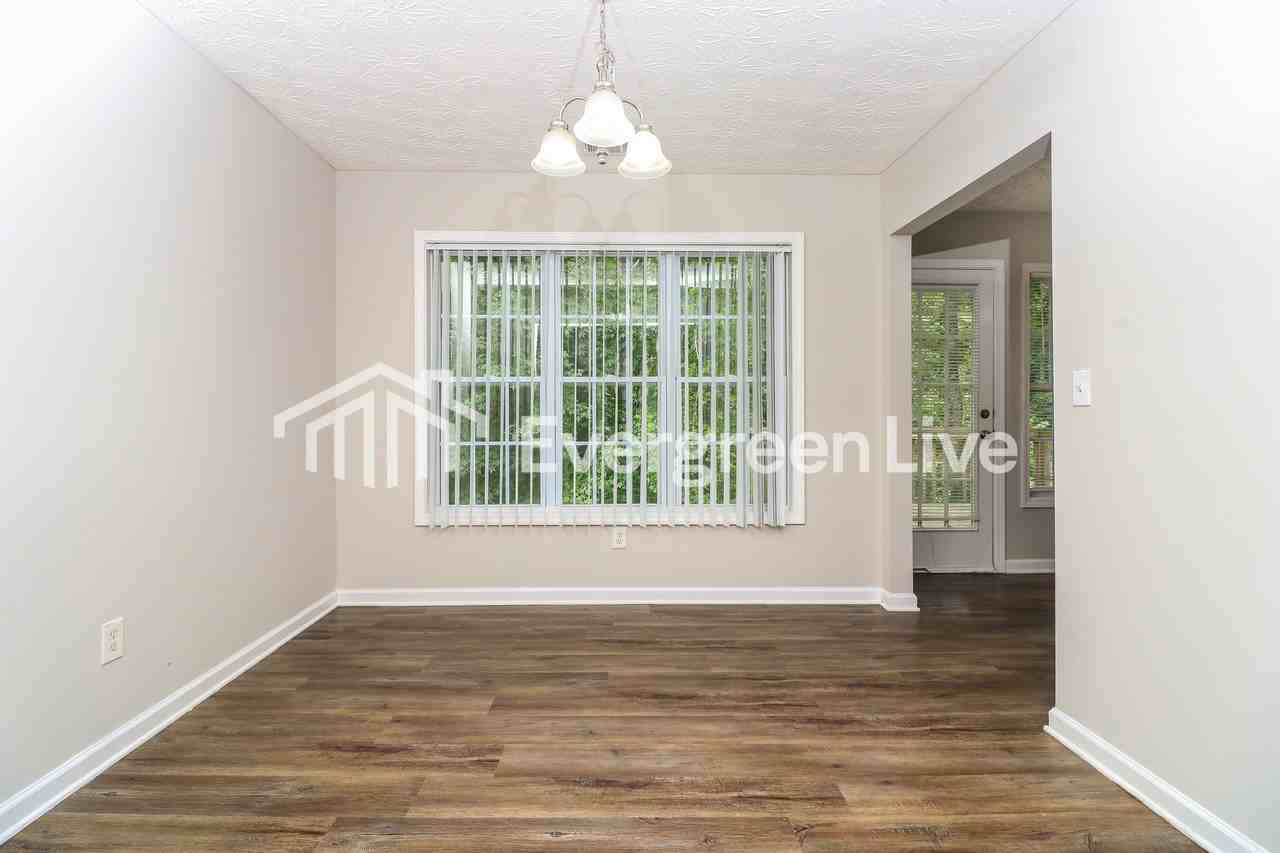 186 Hawthorn Dr - Photo 4 of 10