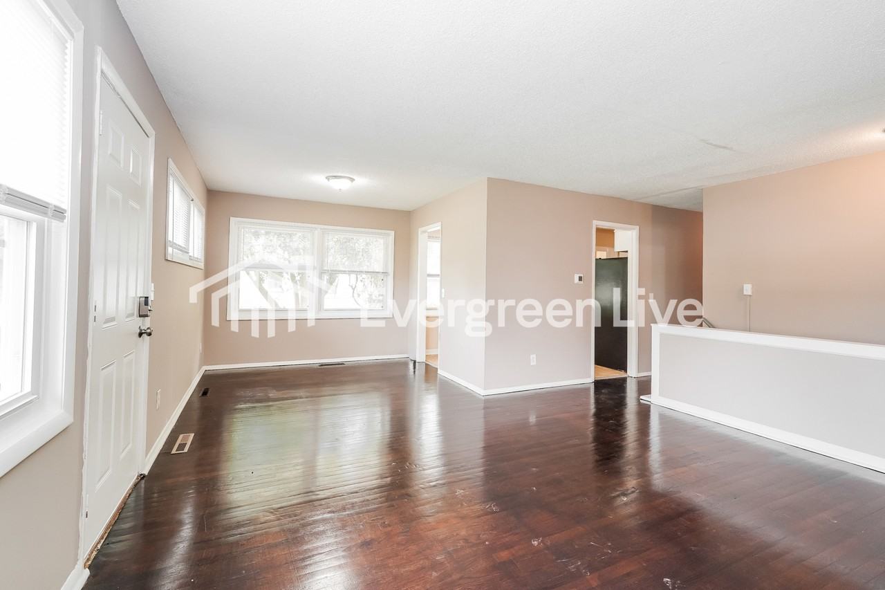 1307 Huntly Dr - Photo 2 of 14