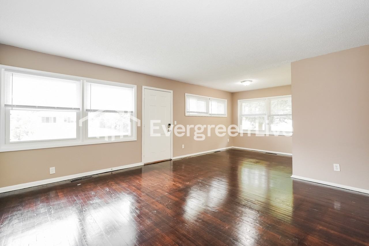 1307 Huntly Dr - Photo 3 of 14