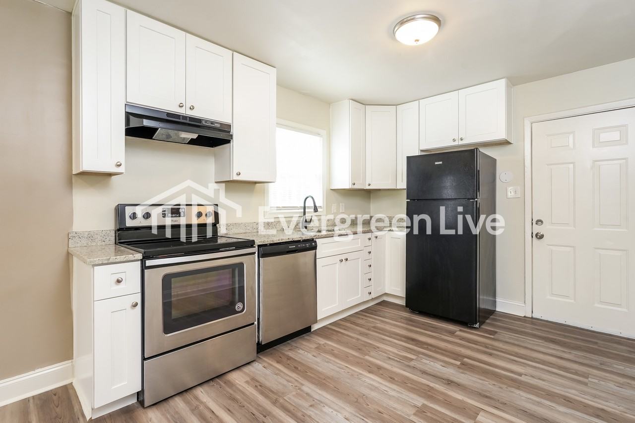 1706 Eastwood Ave - Photo 4 of 15