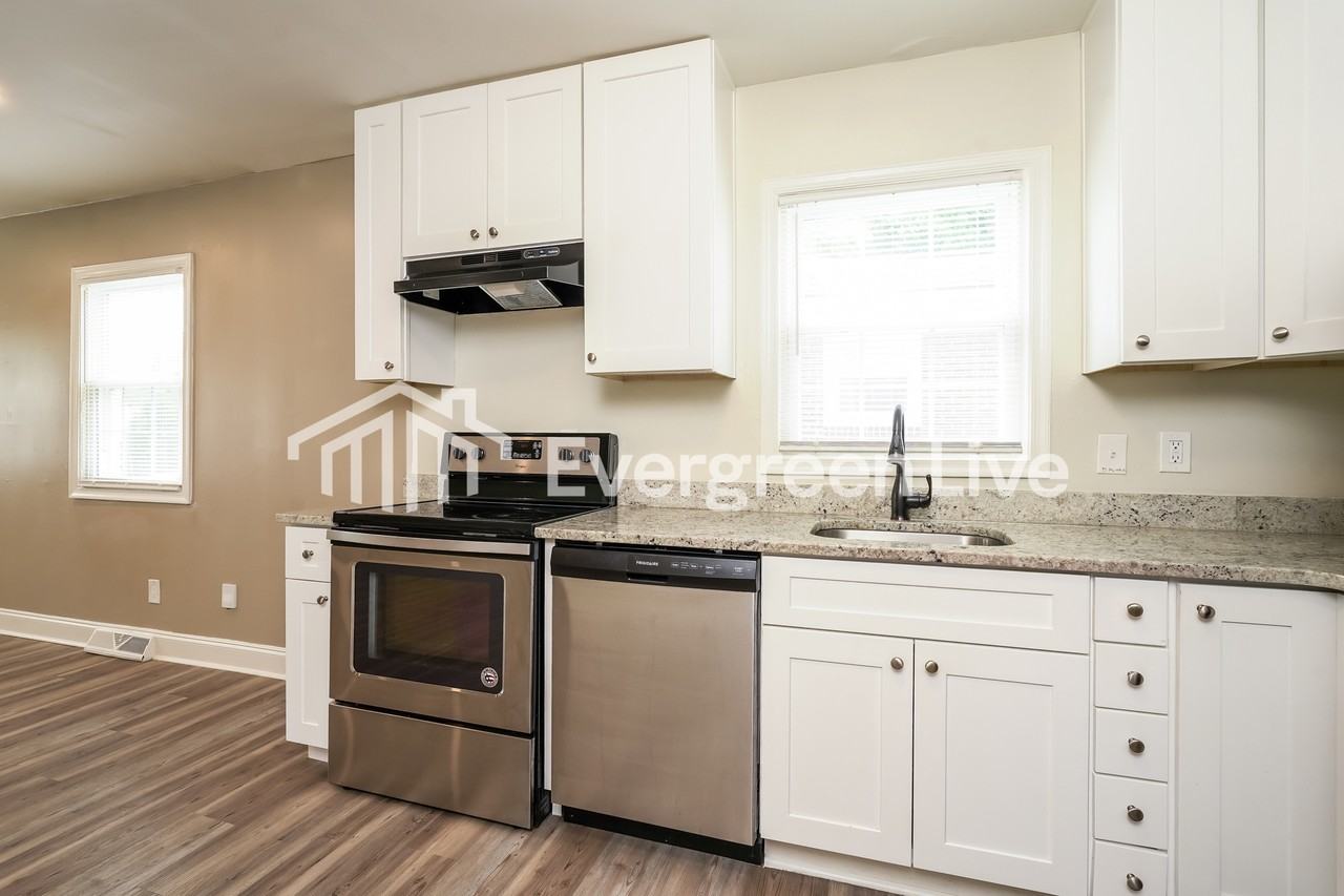 1706 Eastwood Ave - Photo 5 of 15