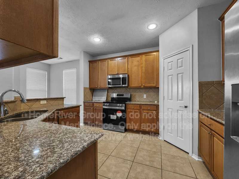 17927 Serene Shore Dr - Photo 4 of 30