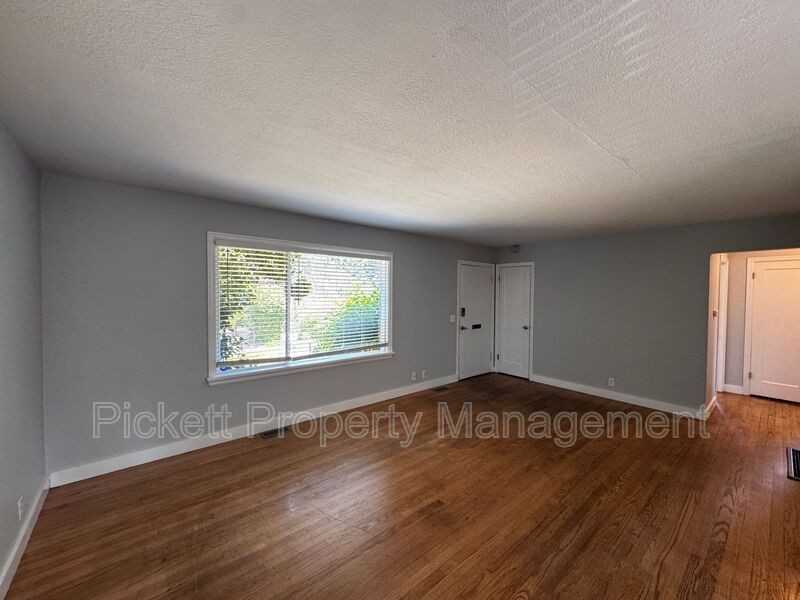 631 Bertha Ave - Photo 4 of 18