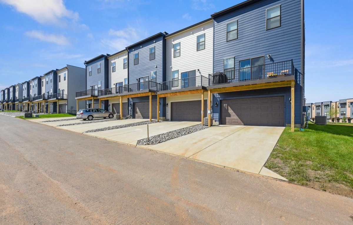 584 Union St - Photo 4 of 6