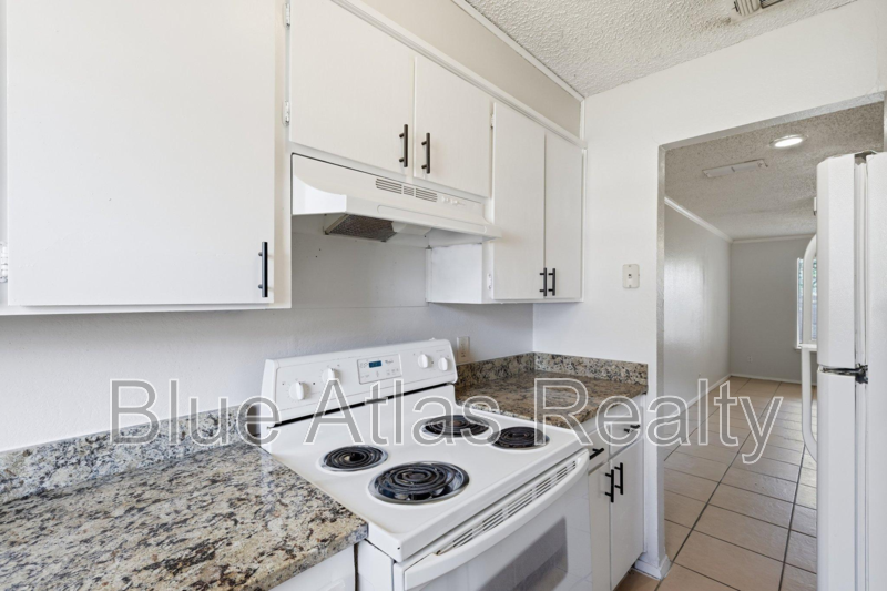 3828 Coates Cir - Photo 4 of 15
