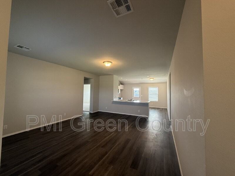 16124 S 83rd East Ave - Photo 5 of 20
