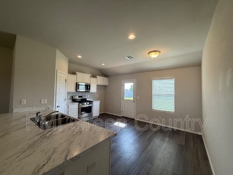 16124 S 83rd East Ave - Photo 6 of 20