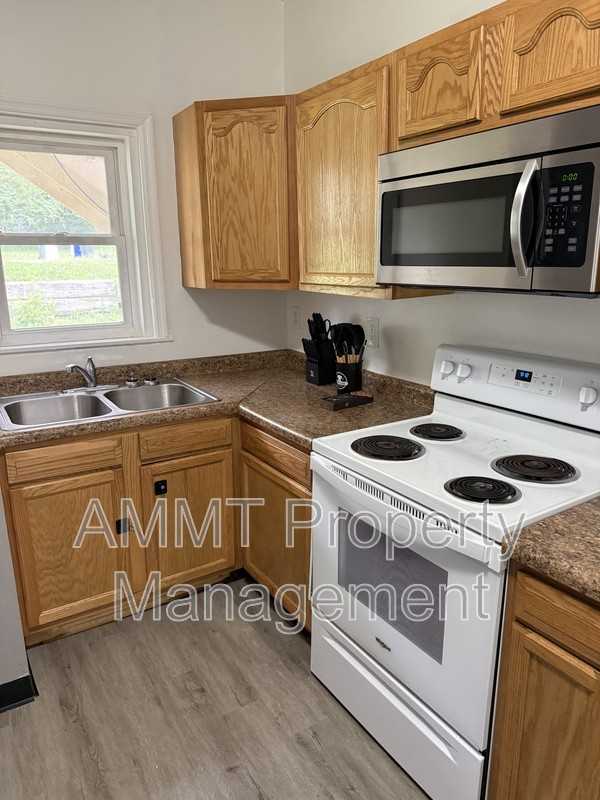 1838 J Ave Ne - Photo 4 of 10