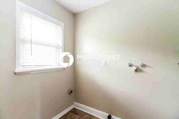 5602 Mockernut Ln - Photo 4 of 15