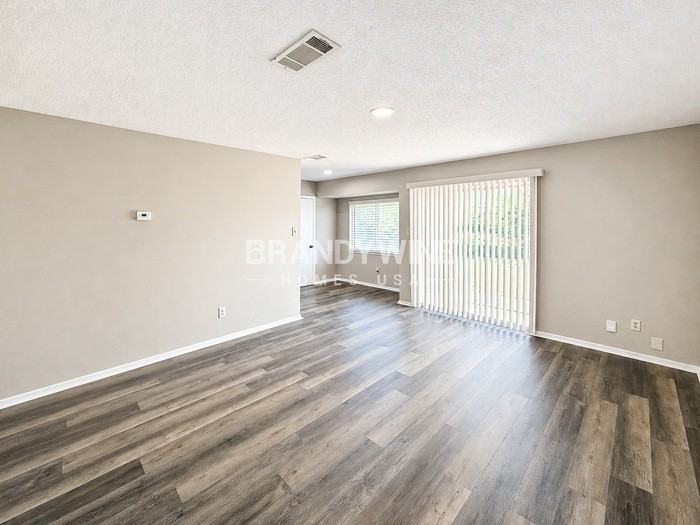 8428 Raymond Ave - Photo 4 of 23