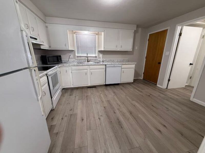 1105 E Samuel Ave - Photo 3 of 15