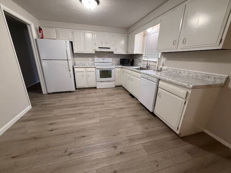 1105 E Samuel Ave - Photo 4 of 15