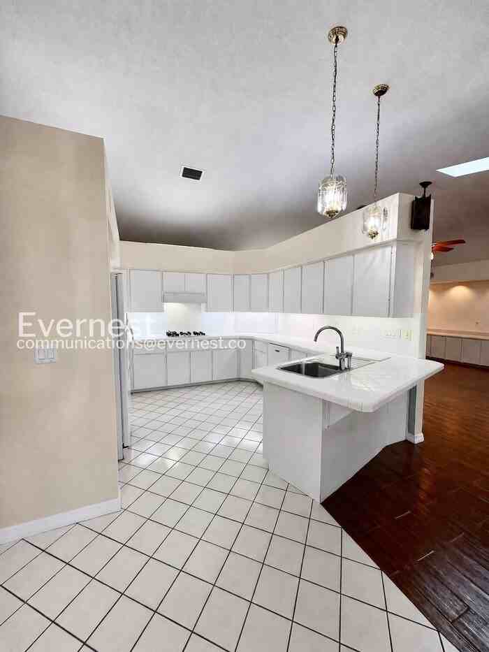 5609 Rosewall Cir - Photo 6 of 32