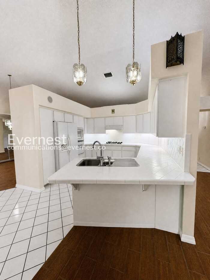 5609 Rosewall Cir - Photo 7 of 32