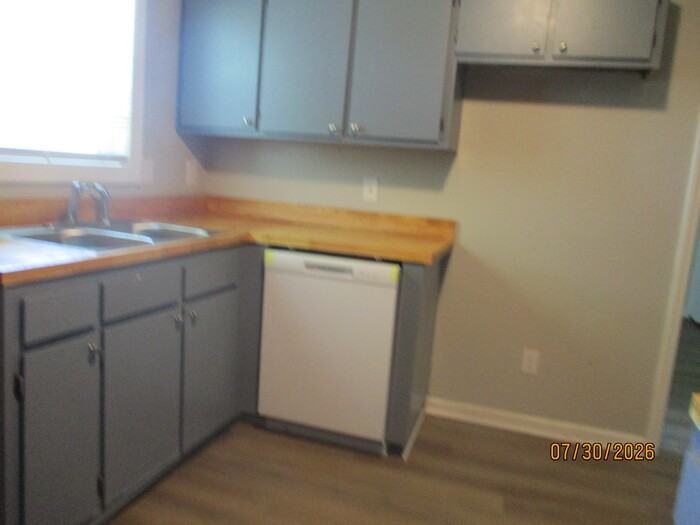 321 Oak St - Photo 5 of 8