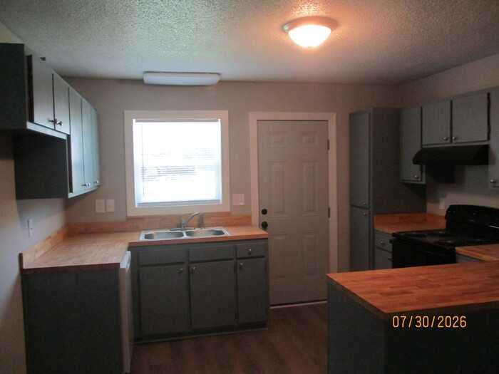 323 Oak St - Photo 3 of 8