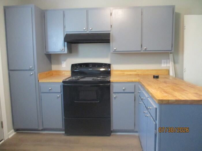323 Oak St - Photo 4 of 8