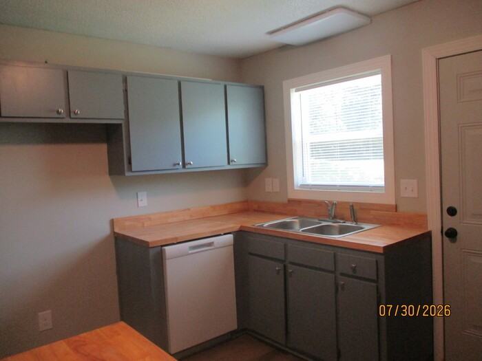 323 Oak St - Photo 5 of 8
