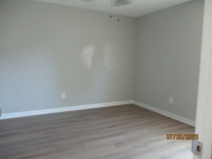 323 Oak St - Photo 6 of 8