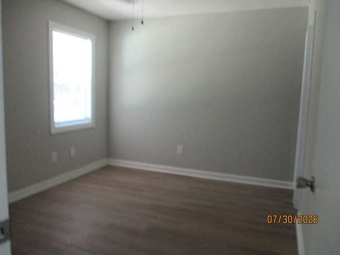 323 Oak St - Photo 7 of 8