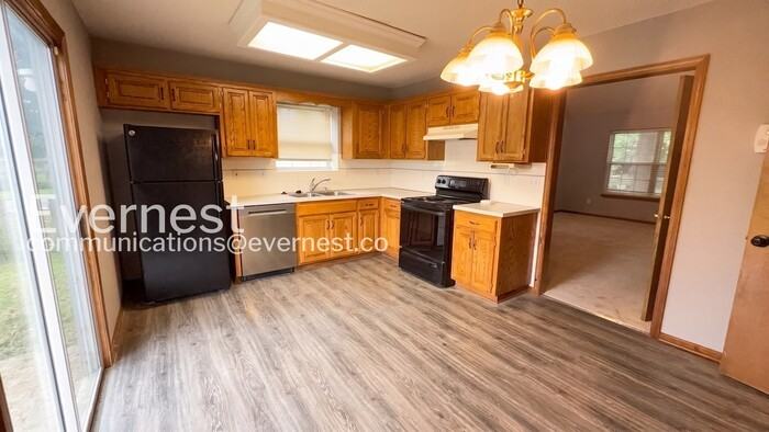 1041 Dean Dr - Photo 4 of 25