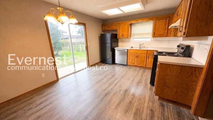 1041 Dean Dr - Photo 5 of 25