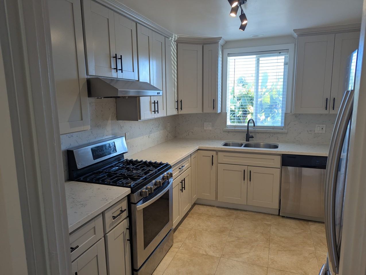 2832 Lincoln Ave #NA - Photo 2 of 5