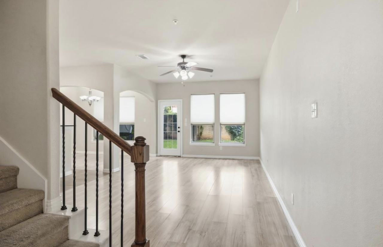 237 Corinna Ct - Photo 3 of 20
