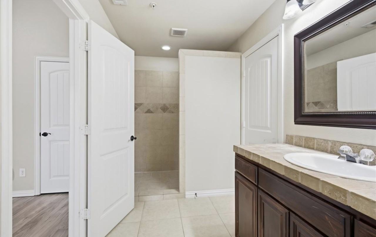 237 Corinna Ct - Photo 6 of 20