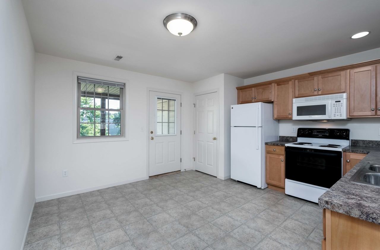 210 Hampden Dr - Photo 2 of 10