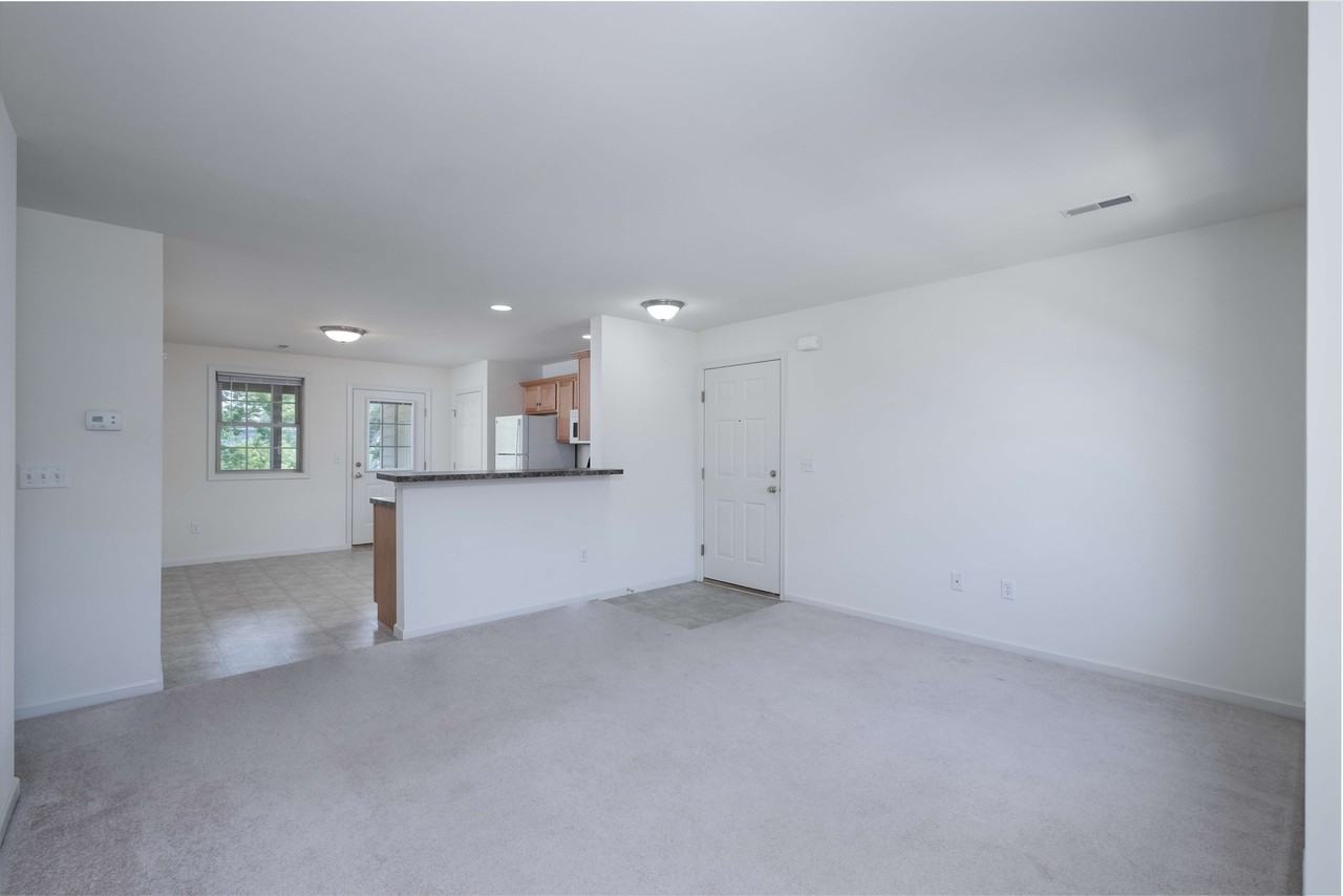 210 Hampden Dr - Photo 4 of 10