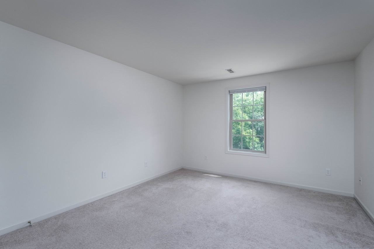 210 Hampden Dr - Photo 5 of 10
