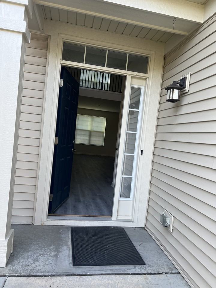 9864 Cummings St - Photo 2 of 13