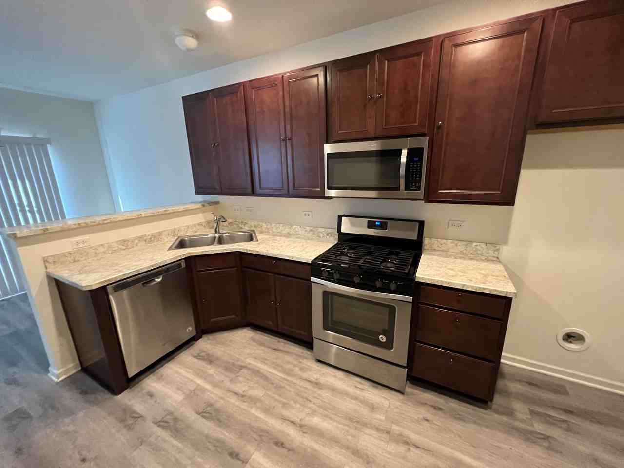9864 Cummings St - Photo 7 of 13