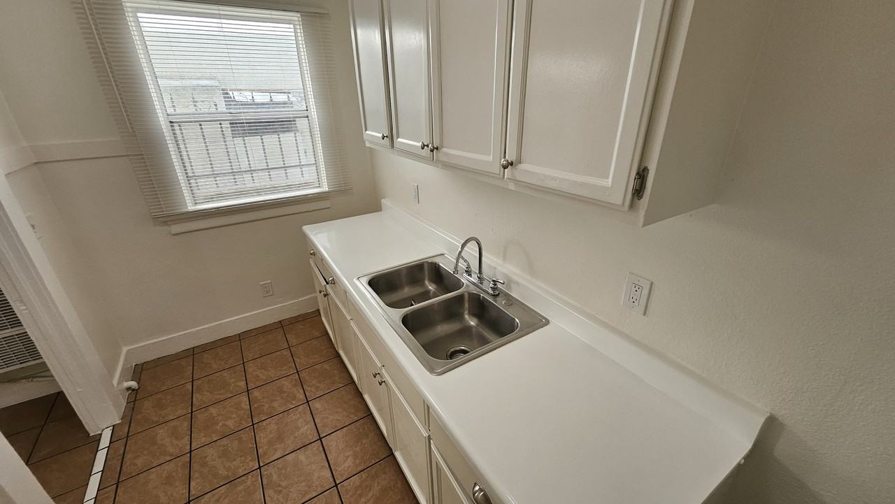 743 South Burlington Avenue #4 - Photo 6 of 9