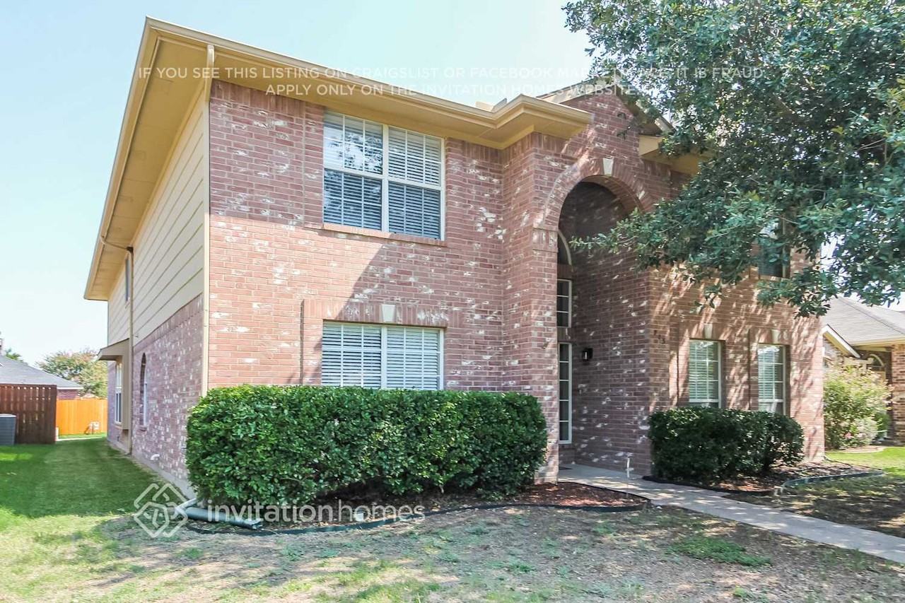 703 Meadowgate Dr - Photo 2 of 21