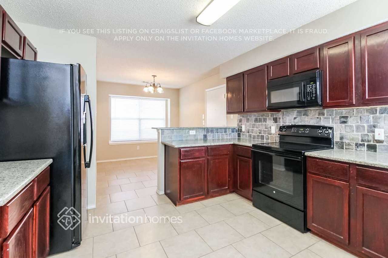 703 Meadowgate Dr - Photo 6 of 21