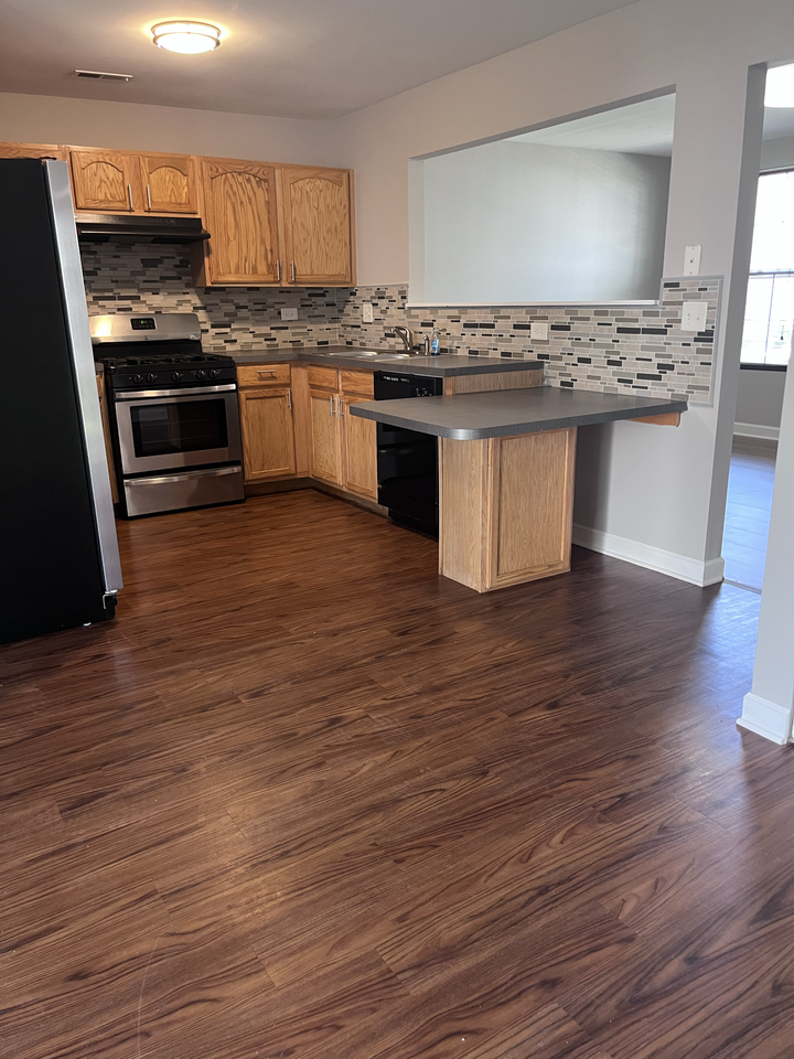 660 Four Seasons Blvd - Photo 4 of 18