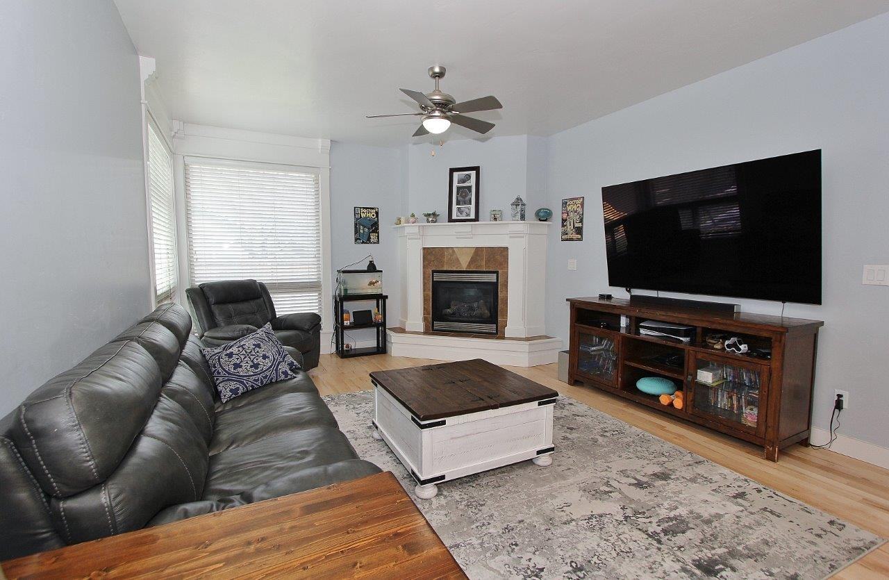 3689 N Colbourne Way - Photo 2 of 26
