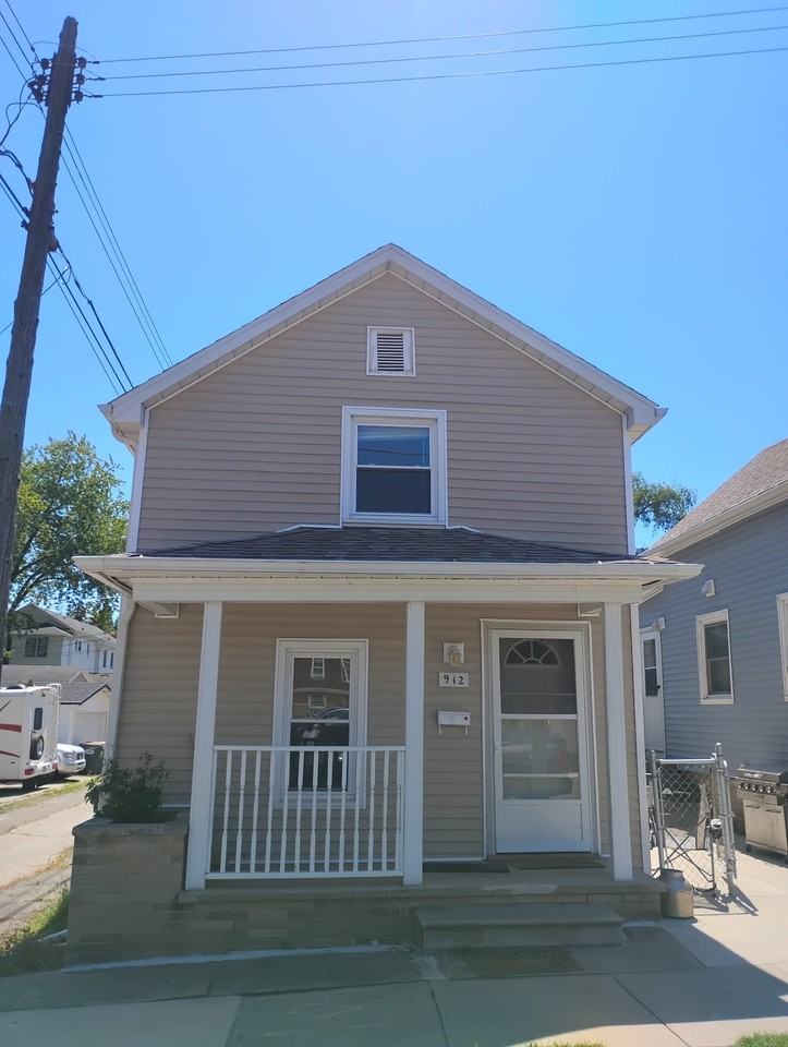 912 Elm St